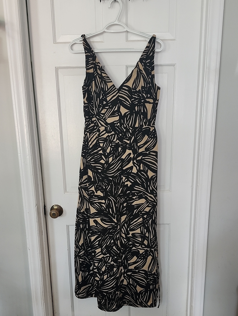 Sleeveless V-Neck Black & Tan Printed Maxi Dress